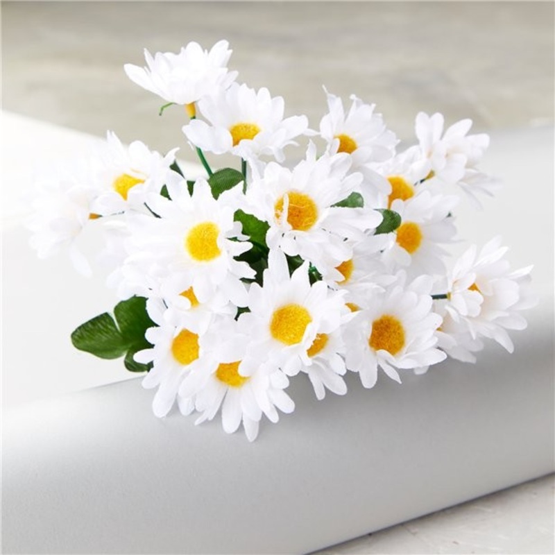 Artificial daisy flowers bouquet