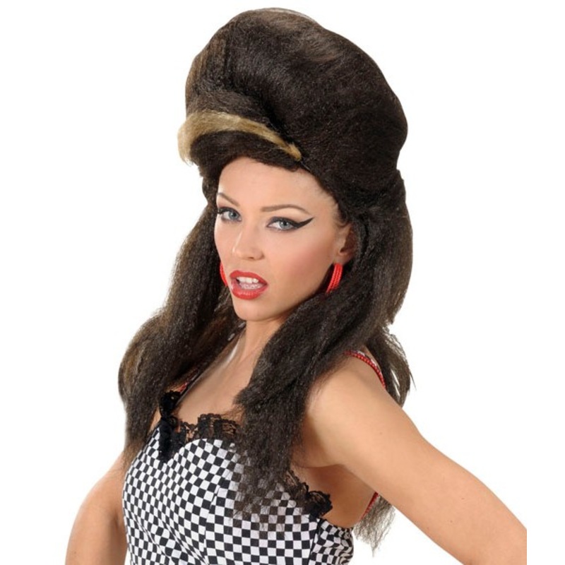Amy wig with strand