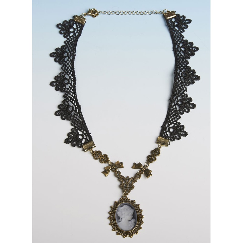 Camellias necklace with lace